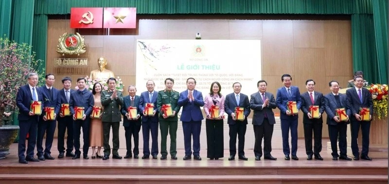 Ban tổ chức tặng sách các đồng chí lãnh đạo và các đại biểu dự buổi lễ.